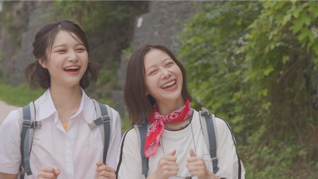 许媛媛（左）、XXIN笑容相当甜美。（民视提供）