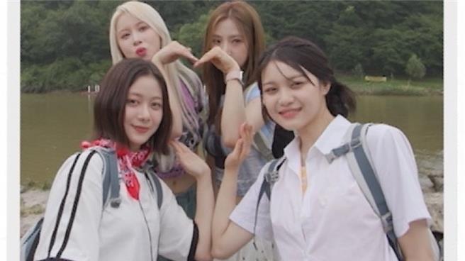 宇宙少女多荣（金髮）、夏天（右后）、XXIN（左前）、许媛媛（右前）4人一同录影。（民视提供）