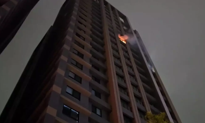 台南市中西区一处高级大楼，12楼房间阳台突然冒出火光、窜出浓烟，路过民眾见状吓得急忙报警。（翻摄记者爆料网）