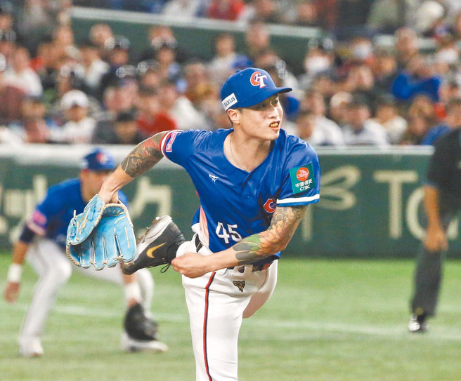 投手林昱珉因包手刺青、满嘴通红像在嚼槟榔引起网友讨论。（赵双杰摄）