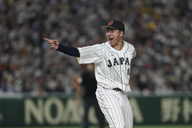 日本守护神翁田大势在颁奖典礼后马上拿下银牌奖章，引起日本网友讨论。（图／美联社）