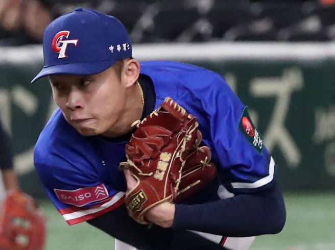 中华队投手江国豪上场中继。（赵双杰摄）