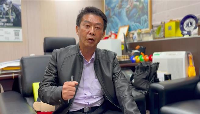 在2025年正式復办凤山跑3校越野马拉松42.195公里全马赛事，没想到奖杯竟是「中共步枪造型」。发起人民进党立委许智杰稍晚也道歉强调，「已要求立即回收，造成相关单位及民眾困扰，向大家道歉，未来相关活动会更谨慎处理」。（许智杰办公室提供／杨亚璇台北传真）