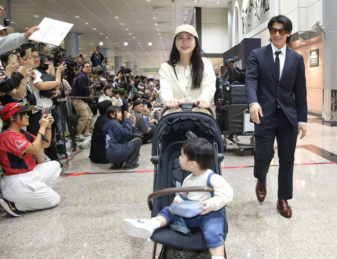 中华队赢得世界棒球12强冠军，队员25日凯旋归国，中华队队长陈杰宪（右）与老婆绮绮（中）一同接受大批前来接机的球迷热情欢迎。（陈麒全摄）