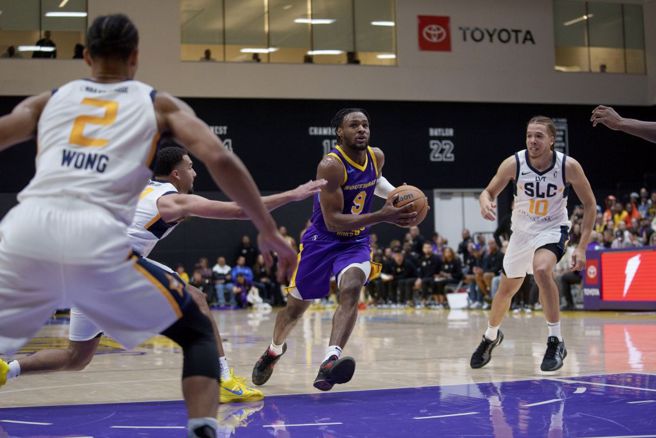 湖人後衛布朗尼(中)在G聯盟出賽。（美聯社資料照）