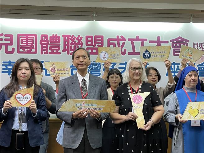 多个妇女团体认为代理孕母严重伤害妇女健康与尊严，26日成立全国妇儿团体联盟。（蔡佩珈摄）