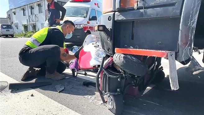 大型货车疑似因视线死角，未注意前方骑乘电动代步车的妇人，连人带车辗压轮下。（萧嘉蕙摄）