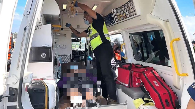 受困车底的妇人腿部被玻璃碎片划伤，意识清楚，无生命危险。（萧嘉蕙摄）