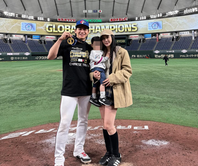 中华队夺冠后，陈杰宪在场边狂喊「我老婆咧」，急着要和家人分享喜悦。（翻摄陈杰宪脸书）
