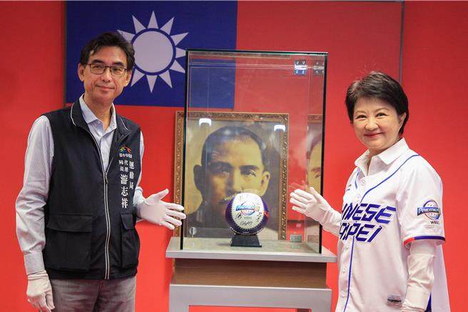 台中市长卢秀燕26日继续穿棒球服主持市政会议，并宣布市府提供中华队教练与队员免费搭台中捷运2年。（林欣仪摄）