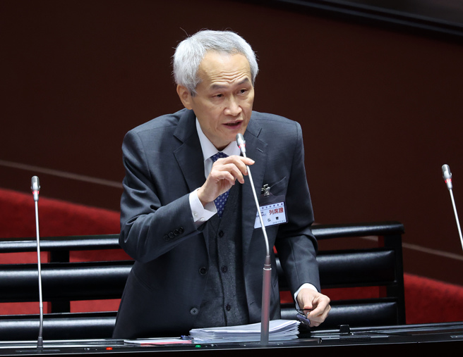 立法院26日行使考試院人事同意權資格審查，考試院長被提名人周弘憲前往立法院答詢。（姚志平攝）