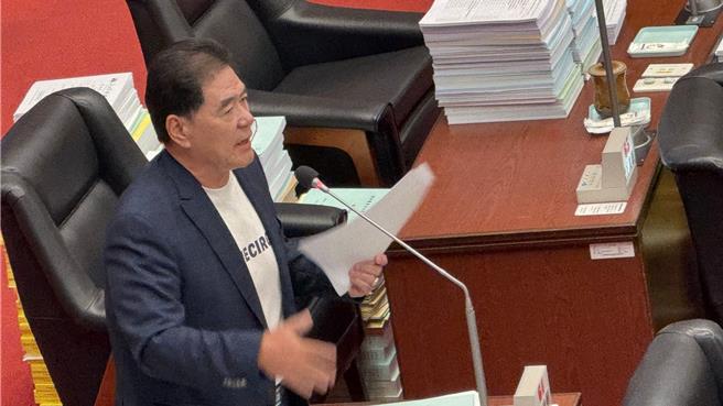 高市議員劉德林今（26）日質詢時提到，根據審計部檢討報告提醒高市府公園處有潛存的財務負擔風險，必須兼顧「城市發展及財政永續」，不然可能會變成錢坑。（柯宗緯攝）