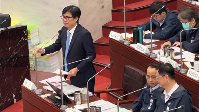 高雄市長陳其邁（左）反駁，他認為，高雄公園綠地比台北還要大，但人員跟預算都比台北少，因此他會繼續支持公園處的人員及預算。（柯宗緯攝）