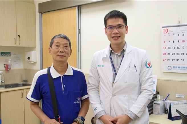 鄭醫師與病人合影。（輔大醫院提供）