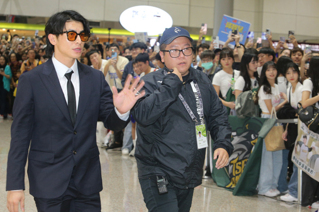 客制化笔电店家办中华队夺冠，1讚折1元活动，截至中华队昨晚8时57分落地桃园机场，累积高达1.7万个讚。图为中华队队长陈杰宪向接机球迷挥手致意。（陈麒全摄）