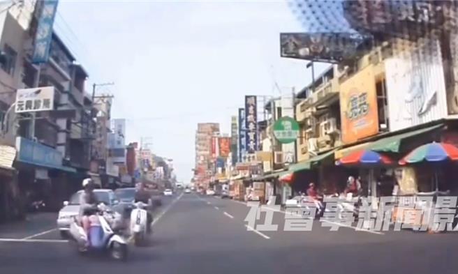 有民眾在社群网站贴出2名骑士在嘉义县中埔乡中山路五段961巷口撞击影片，发生时间为9年前。（警方提供／吕妍庭嘉义传真)