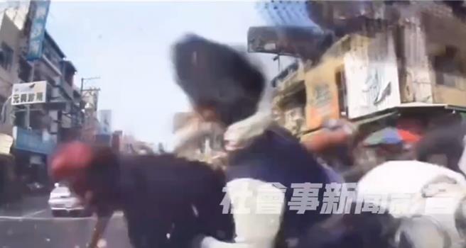有民眾在社群网站贴出2名骑士在嘉义县中埔乡中山路五段961巷口撞击影片，发生时间为9年前。（警方提供／吕妍庭嘉义传真)