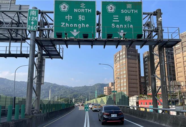 國道三號土城至龍潭段因三鶯、北大人口增加常塞車，立法委員吳琪銘提案「台65線延伸至三峽」，今（26）日他透露，中央已通過第一階段的可行性研究，明年4月就會編列經費進行中期研究，若順利的話65就可延伸至三峽。（資料照／土城警分局提供）