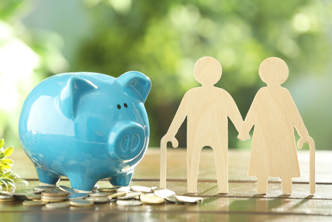 不少勞工退休時，勞保選擇按月領，但勞退金卻選擇一次領。（示意圖/達志影像/shutterstock）