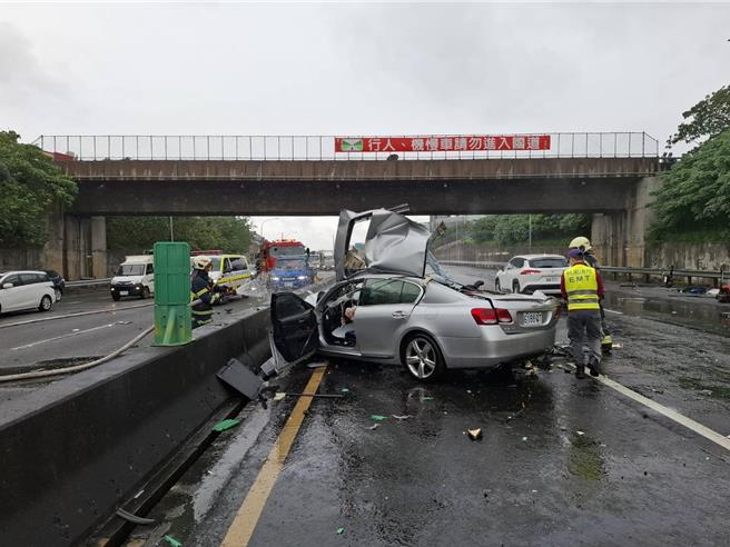 今日上午10時50分許，國道2號雙向19.2公里，東向載運鋼條的聯結車，鋼條掉落在道路上，砸到對向導致對象大貨車側翻，另也導致佔內線的小客車撞到紐澤西護欄。（民眾提供）