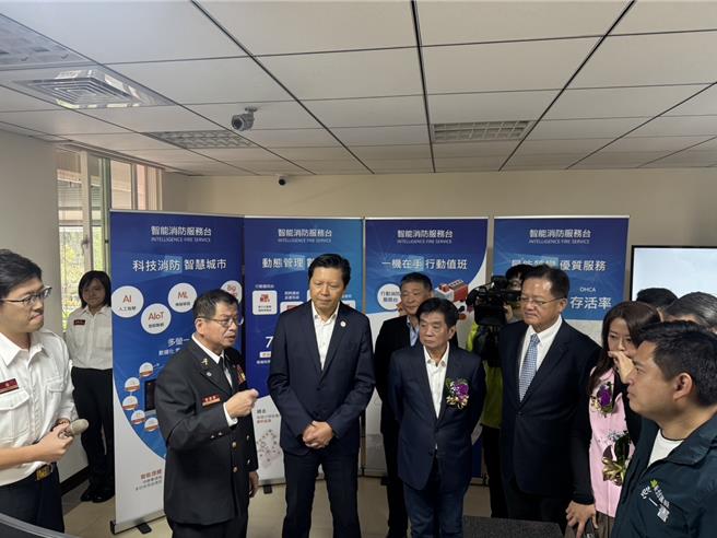 新北市消防局今（26）日举办第五大队顶埔消防分队新厅舍落成典礼，内政部政务次长马士元、新北市副市长朱惕之受邀出席，并在会后与其他与会贵宾一同听取消防人员介绍厅舍导入的「AI智能值班台」。（柯毓庭摄）