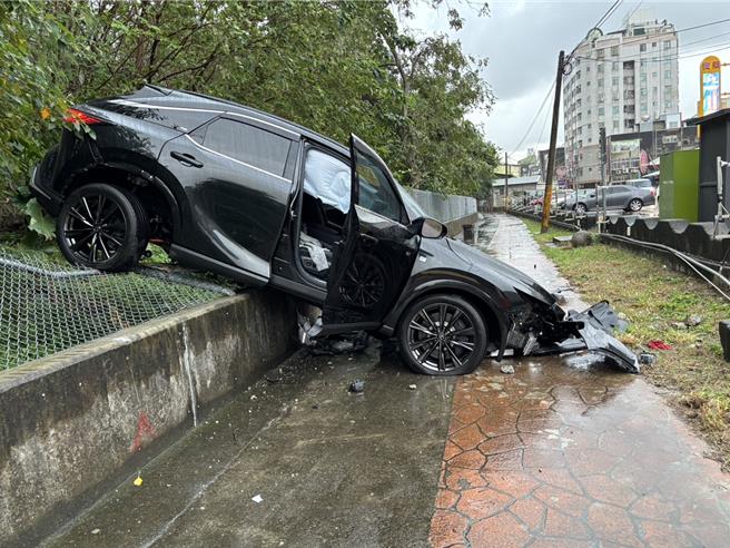 2024年11月26栗县／苗栗县头份市银河路与信义路口前26日清晨6时发生一起交通事故。（读者提供／吕丽甄苗栗传真）