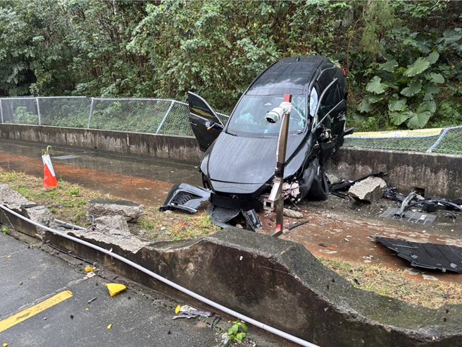 2024年11月26栗县／苗栗县头份市银河路与信义路口前26日清晨6时发生一起交通事故。（读者提供／吕丽甄苗栗传真）