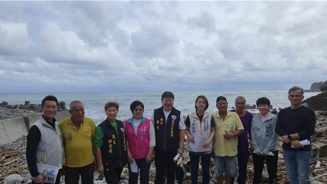 花莲县议长张峻（左五）、议员蔡依静（右五）与多位议员前往新社小湖船澳会勘，当地族人盼尽快修缮，才能出海捕鱼。（县议员蔡依静提供／王志伟花莲传真）