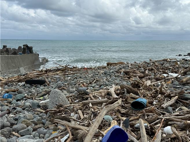 花莲丰滨乡新社小湖船澳曳船道是当地族人重要出海口，遭到康芮颱风侵袭，港口周边布满漂流木， 曳船道遭摧毁。（县议员蔡依静提供／王志伟花莲传真）