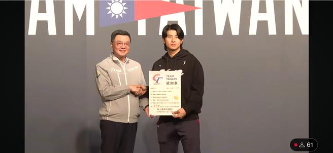 中华队队长陈杰宪（右）回赠行政院长卓荣泰全队签名球衣。（体育署直播翻摄）