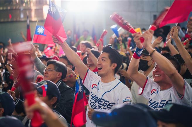 台北市政府26日表示，针对主场位在台北市的味全龙队，北市府将致赠5位参与本次中华队的味全龙队员一人70万元奖金，随队的味全龙教练张建铭30万元奖金，2位来自味全龙的中华队防护员、训练员，一人10万奖金。（台北市政府提供／丁上程台北传真）