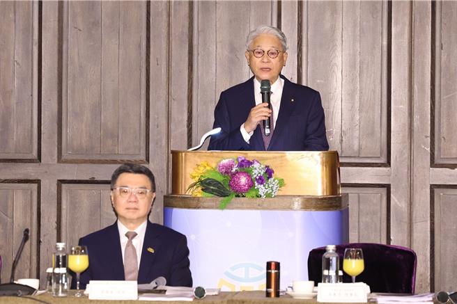 工商协进会26日举行工商早餐会，会长吴东亮（后）会后面对媒体表示，12强赛夺冠，可以纪念，但不要放假。（杜宜谙摄）