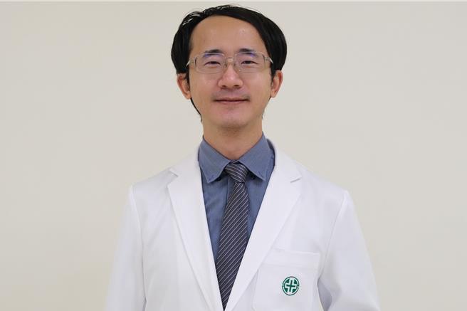 亞東醫院神經醫學部醫師徐仁佑提醒，寒冷天氣要特別注意保暖及保護血管健康，降低中風風險。（亞東醫院提供）