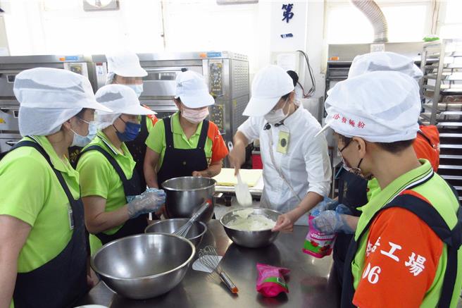 「台中女子监狱烘焙实作班」学员学习制作各种点心。（弘光科技大学提供／李京升台中传真）