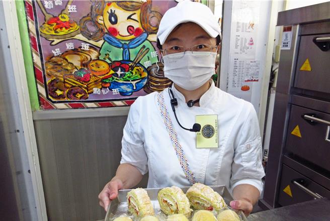 弘光科大食科系老师许佩绮教导「台中女子监狱烘焙实作班」学员制作点心。（弘光科技大学提供／李京升台中传真）