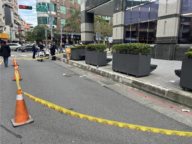 台北市內湖瑞光路25日發生情殺喋血案件，宿姓男子痴纏蔡姓人妻，當街爭吵後持彈簧刀將蔡女砍到命危。（警方提供）