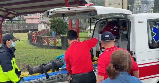 26日上午6时许持续于周边扩大搜索失联者，在闸门处附近茭白笋田里寻获，所幸意识清楚、生命徵象稳定。（宜兰县消防局提供／吴佩蓉宜兰传真）