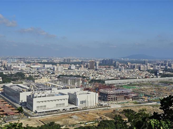 台積電楠梓科學園區的P1廠（左邊建物），26日上午11時進機，右邊的建物是施工中的P2廠。圖／顏瑞田