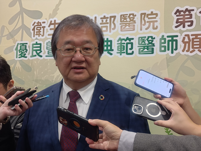 卫福部长邱泰源今天参加「良医典范 健康永续」卫福部所属医院第11届优良暨资深典范医师颁奖活动前受访。（王家瑜摄）