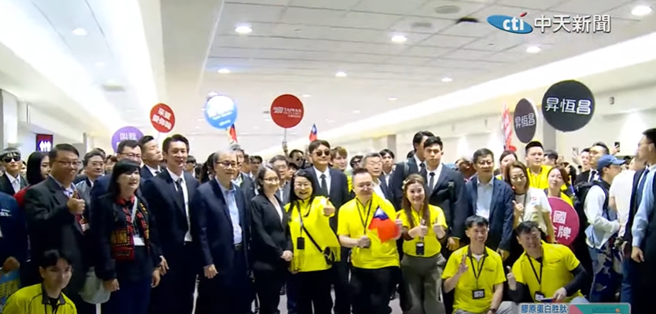 采盟免稅店幹部擠入拍照，蕭美琴顯得相當尷尬，中華隊球員、教練則被擠到一旁。（中天新聞）