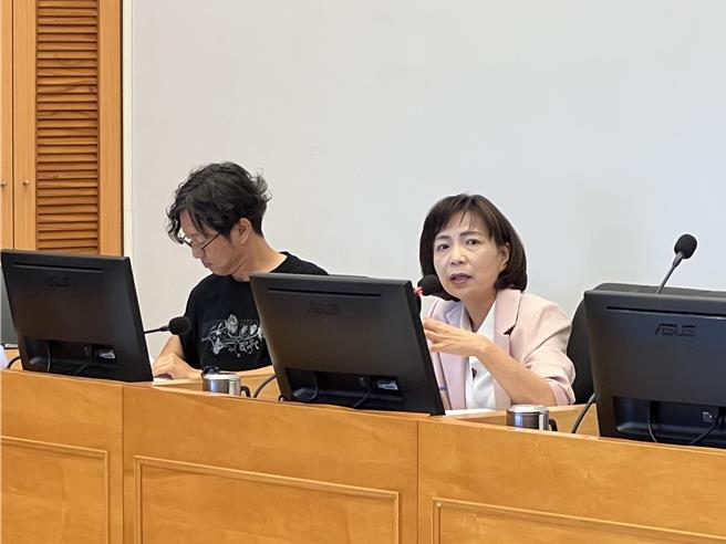 针对台中市新闻局编列的经费，民进党议员陈淑华认为，新闻局增编370万元经费，却都做市长卢秀燕个人宣传，要求删除。（林欣仪摄）