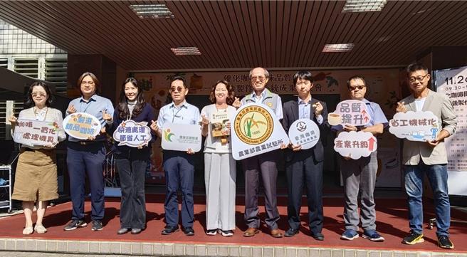 嘉义农试所26日推广咖啡自动化机械后制一贯化。（廖素慧摄）