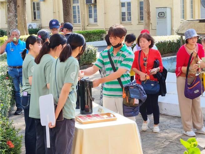 嘉义农试所26日推广咖啡自动化机械后制一贯化，现场咖啡爱好者品一贯化后制的咖啡风味。（廖素慧摄）