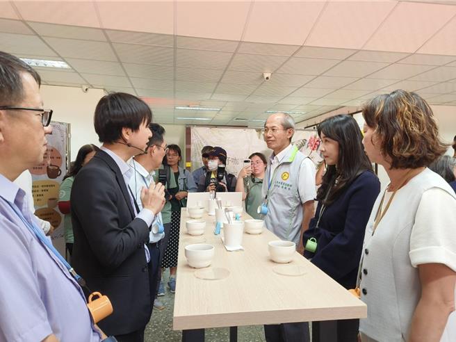 嘉义农试所26日推广咖啡自动化机械后制一贯化，产官学界人士盲测一贯化后制的咖啡风味。（廖素慧摄）