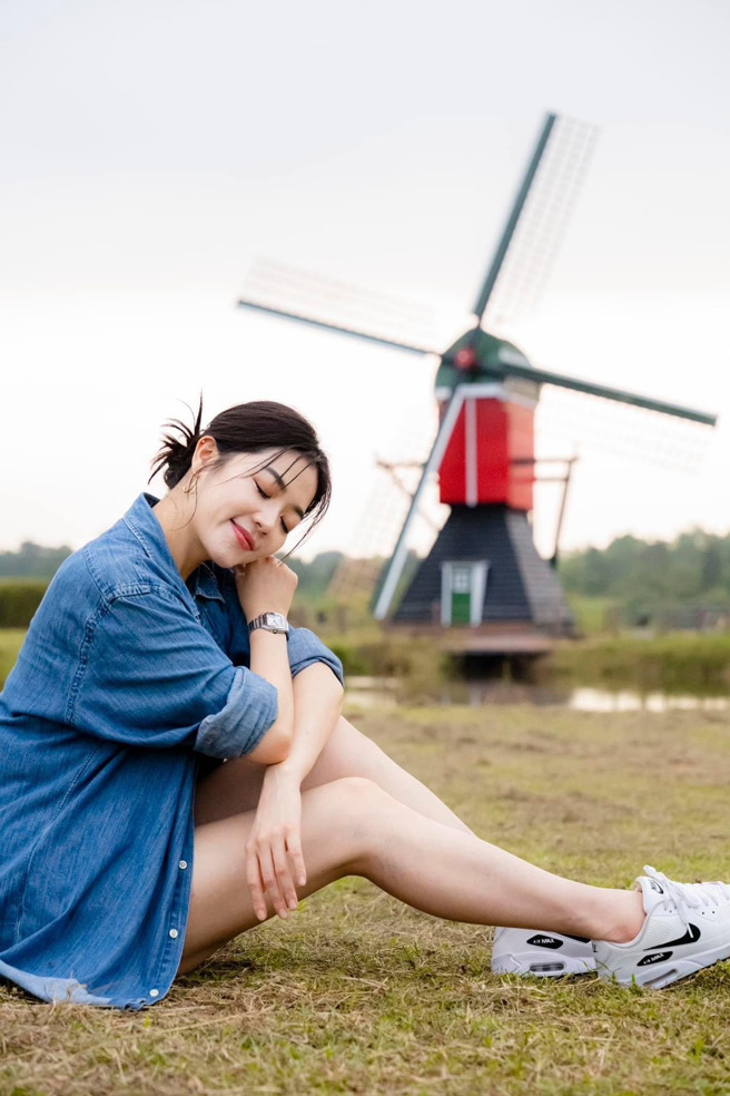 劉方慈在露營區也不忘拍攝一系列充滿濃厚荷蘭風情的照片。(戴志揚翻攝)