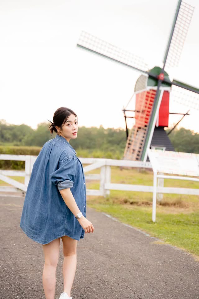 劉方慈在露營區也不忘拍攝一系列充滿濃厚荷蘭風情的照片。(戴志揚翻攝)