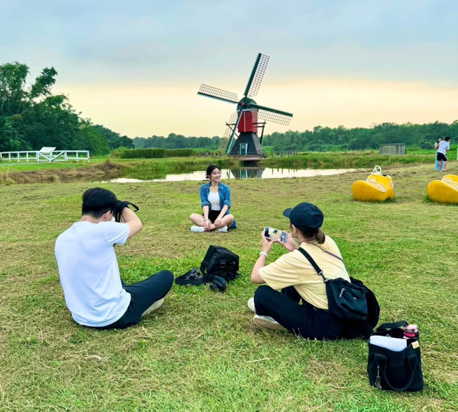 劉方慈在露營區也不忘拍攝一系列充滿濃厚荷蘭風情的照片。(戴志揚翻攝)