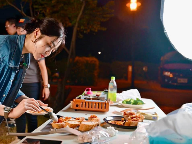 劉方慈嘗試DIY搭帳棚、為閨密餐點料理。(戴志揚翻攝)