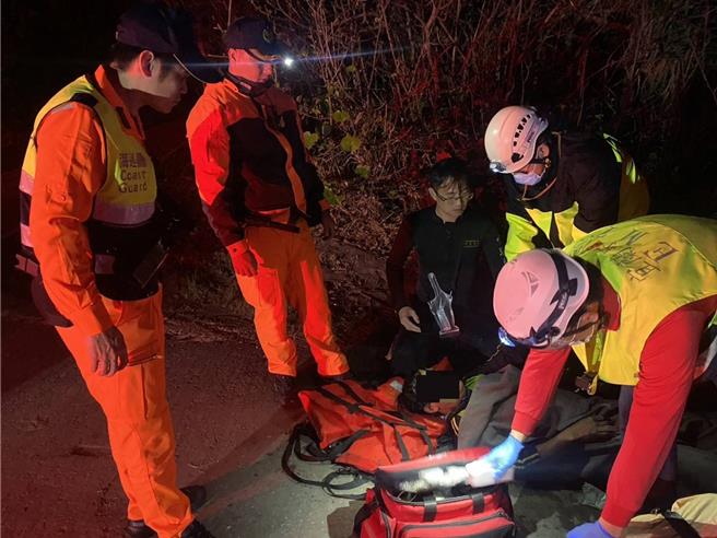 海巡人員把握黃金救援時間將另名不諳水性船員成功救上岸。（海巡署提供／吳佩蓉宜蘭傳真）