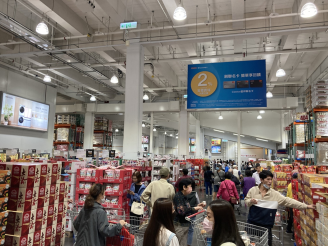 好市多會員趁黑五到賣場搶買便宜。（記者楊雅婷／攝影）